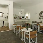 Manos 2*
