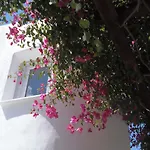 Manos 2* Naousa